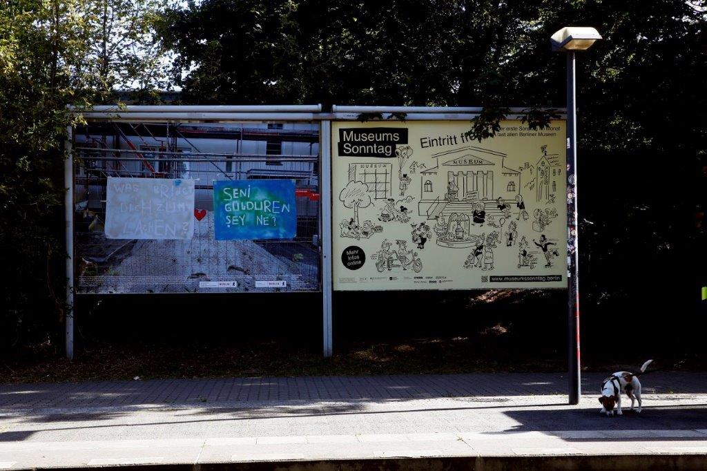 Workshop Adlershof Banner "Seni Gulduren sey ne"