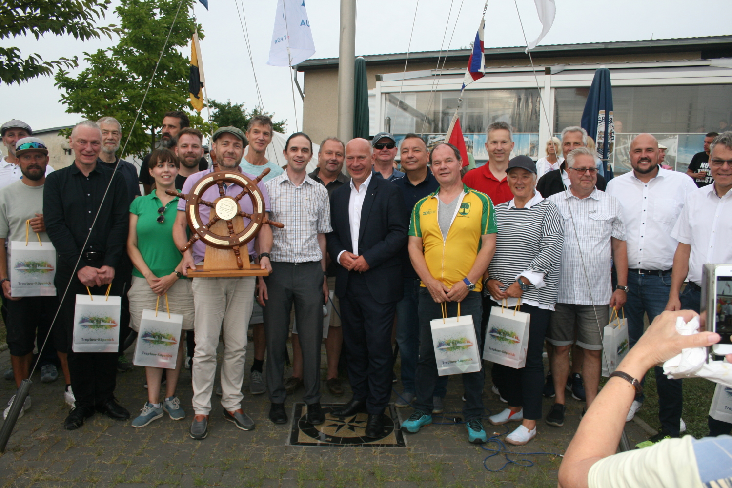 Bürgermeisterregatta - Gruppenbild mit Regierendem Bürgermeister und BVV Vorsteher Groos