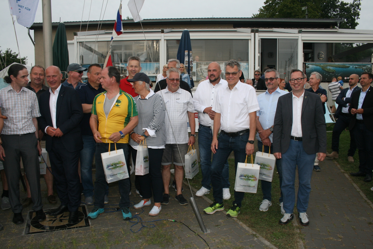 Bürgermeisterregatta - Gruppenbild mit Regierendem Bürgermeister und Bezirksbürgermeister