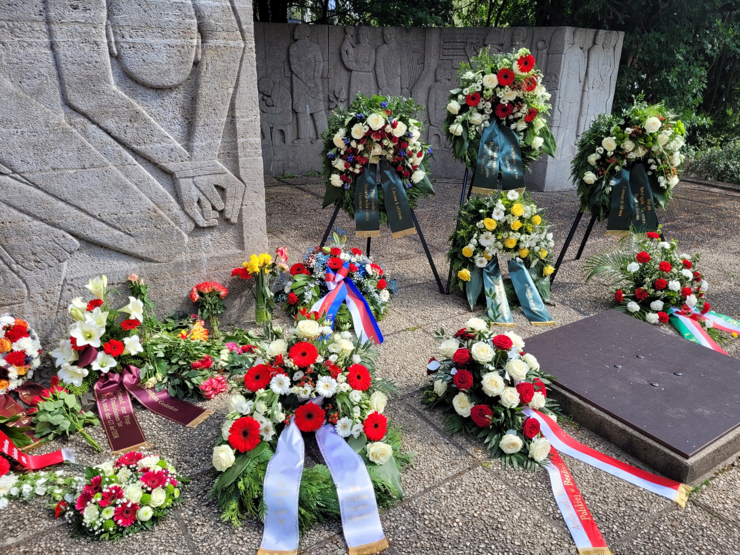 Blumenkränze am Platz des 23. April