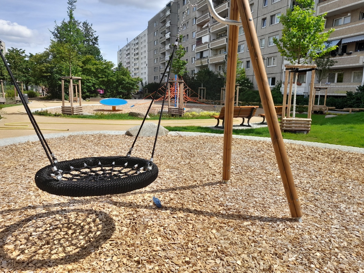 Eine Nestschaukel auf dem neuen Wasserspielplatz im Kosmosviertel Altglienicke