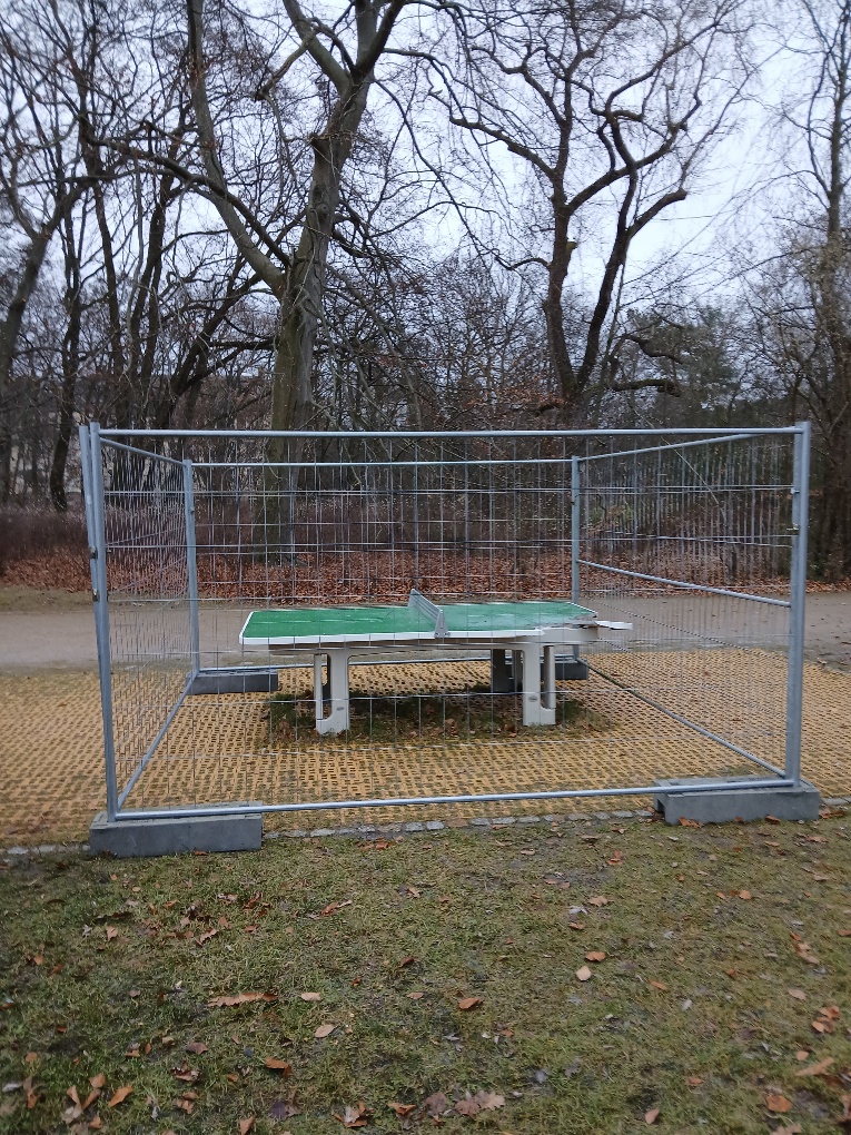 Kaputte Tischtennisplatte im Volkspark Köpenick