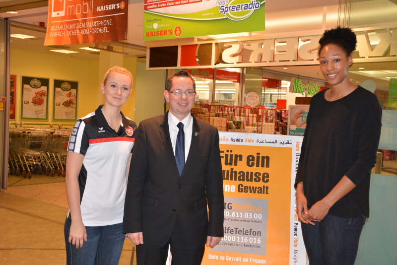 Bezirksbürgermeister Oliver Igel und die Volleyballerinnen des Köpenicker SC e.V.