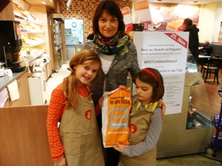 Gewalt kommt nicht in die Tüte - Brötchenverkaufsaktion - Bezirksverordnete Karin Zehrer mit zwei Mädchen und Brötchentüte