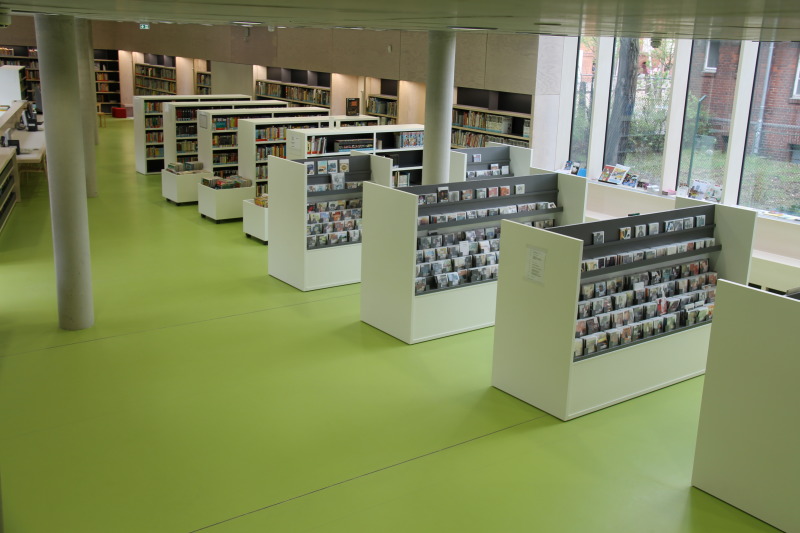 Riesige Auswahl an Medien in der Mittelpunktbibliothek Treptow