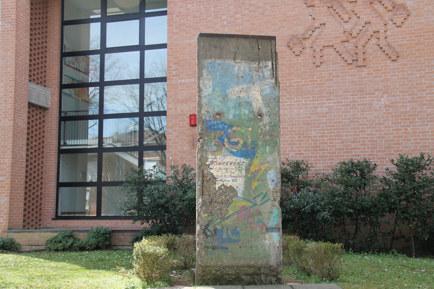 Vor der Grundschule in unserer Partnerstadt Albinea (Italien) steht ein Originalteil der Berliner Mauer