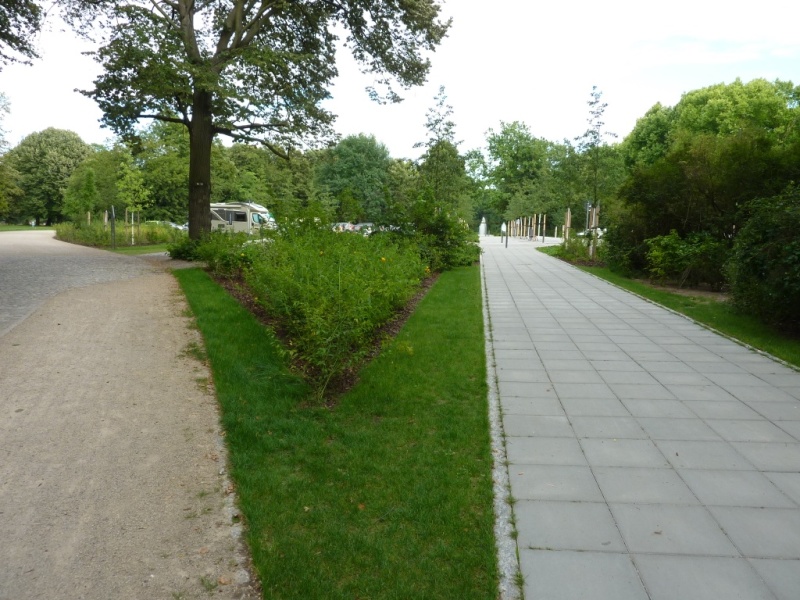 Durch den Umbau erhielten Fußgänger und Radfahrer ihre eigene Querung des Parkplatzes