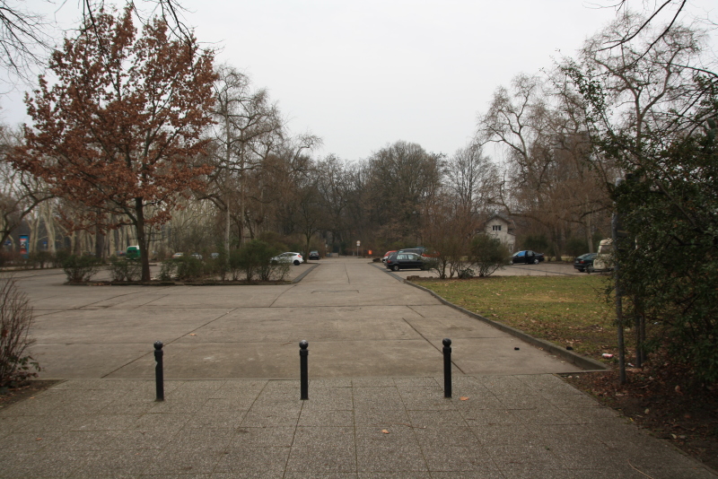 Der Zugang von der Fontäne zum Parkplatz vor dem Umbau