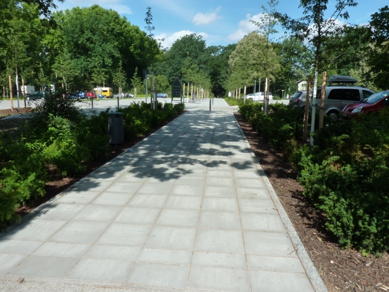 Der Zugang von der Fontäne zum Parkplatz nachdem Umbau; Fußgängerfreundlich und mit direktem Zugang zum Bussteig