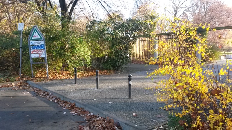 Zugang vom Parkplatz zum Rosengarten vor dem Umbau