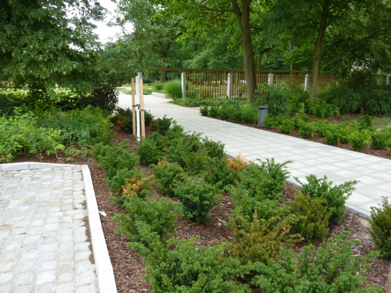 Zugang vom Parkplatz zum Rosengarten nach dem Umbau