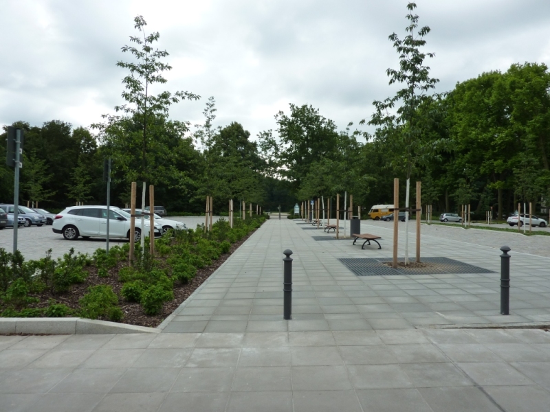 Für Reisebusse wurde ein eigener Bereich geschaffen, mit direktem Zugang zu Rosengarten und Park