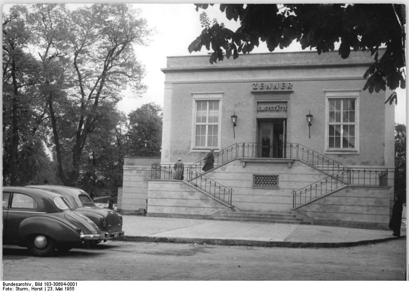 Der Vorplatz der Gaststätte Zenner im Jahr 1955
