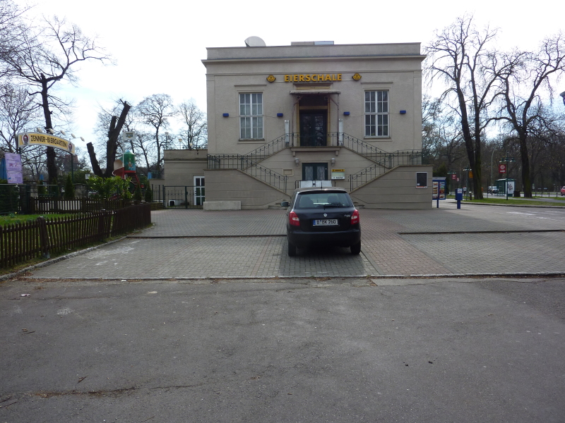 Der Vorplatz der Gaststätte Zenner als karger Schnellimbiss-Parkplatz im Jahr 2014, vor dem Umbau