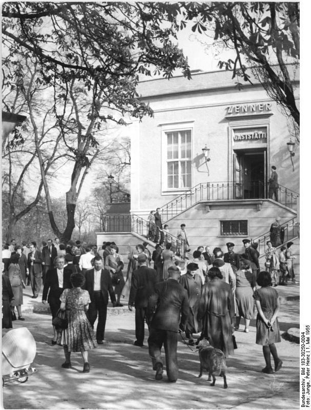 Sommerliche Ausflugsatmosphäre vor dem Zenner im Jahr 1955