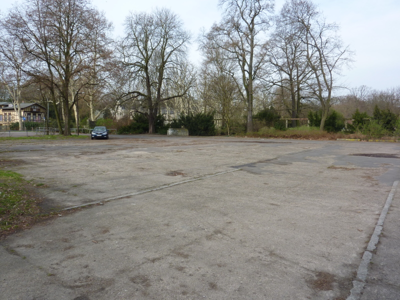 Der Parkplatz Zenner als Asphaltflickwerk vor dem Umbau