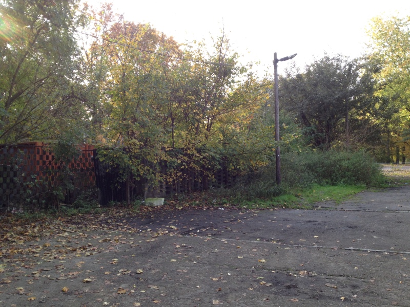 Vor dem Umbau präsentiert sich der Parkplatz als ungegliederte und damit auch uneffektive Fläche