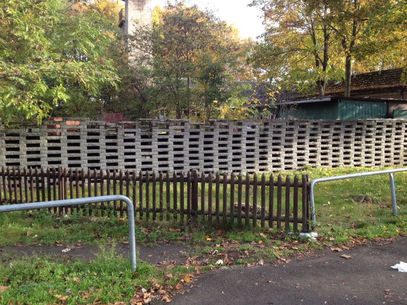 Ein Teil der eigenwilligen Mischung von Einzäunungen vor dem Umbau