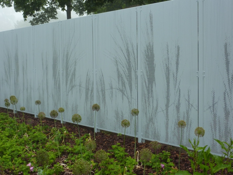 Die neue Einzäunung des Wirtschaftshofes: Blickdicht aber keineswegs langweilig