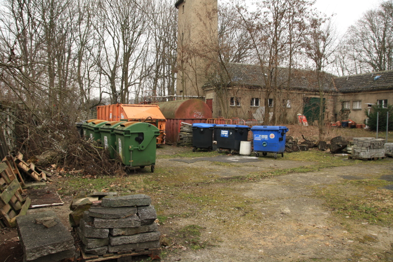Der Eingang zum Zennerturm 2014, gut versteckt hinter Öltank und Abfallcontainern.