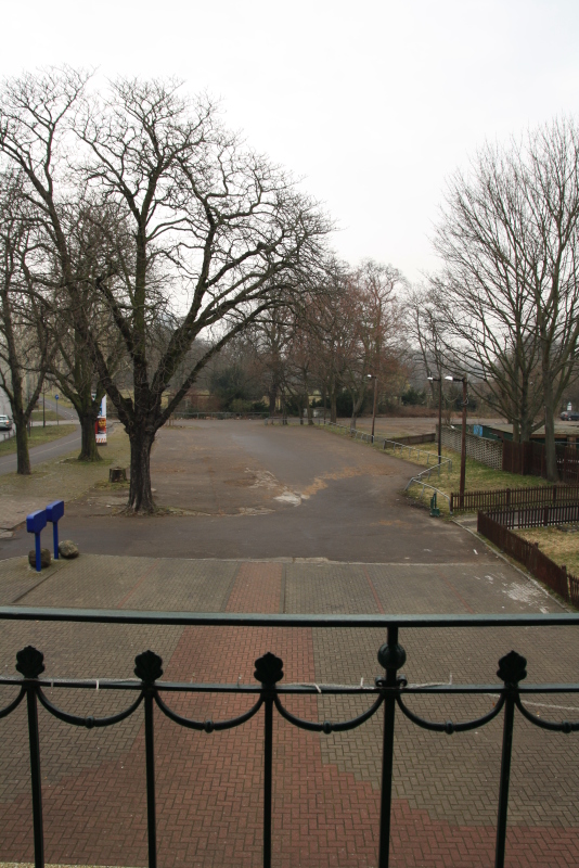 Blick vom Gaststätteneingang auf den Vorplatz im Jahr 2014