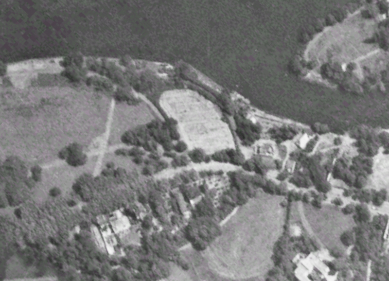 Ruine der Vorkriegsgaststätte Zenner mit großem Parkplatz im Jahr 1953 (Luftbild)