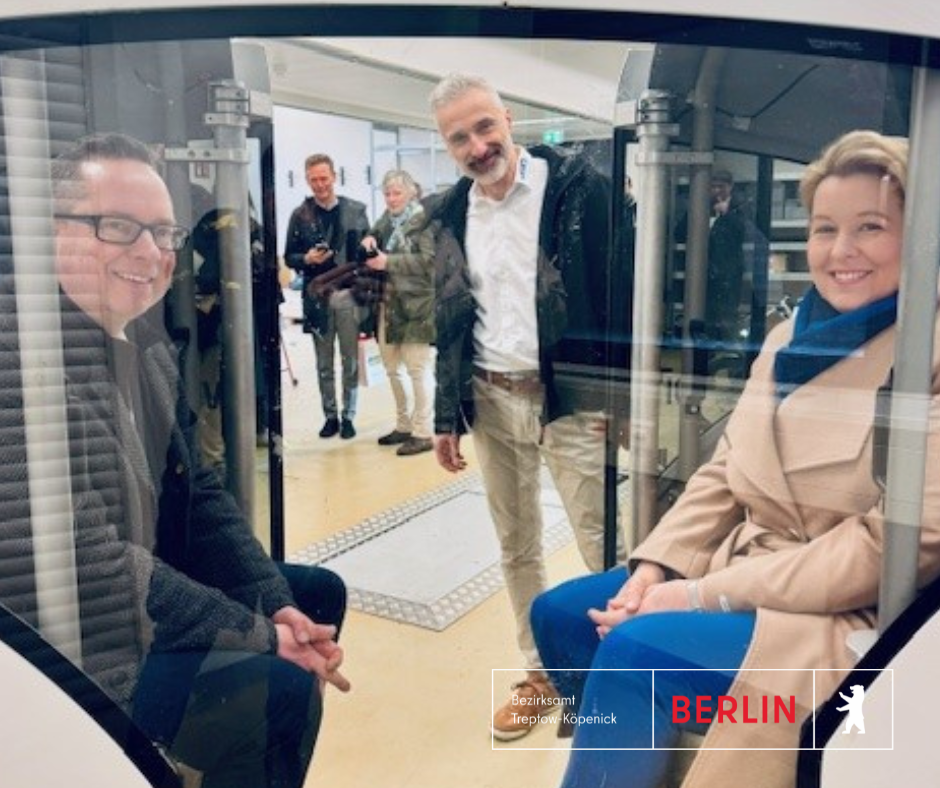 Bezirkstour Giffey - Herr Igel und Frau Giffey in einem von Hochleistungs-Elektromotoren und Automatisierten Elektrofahrzeug