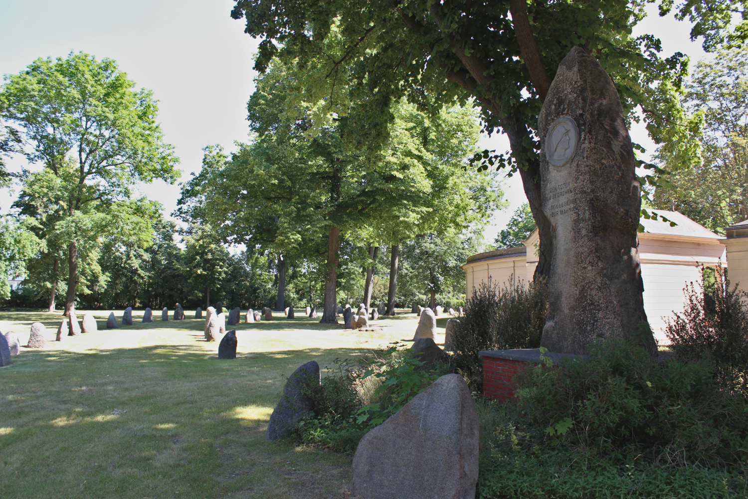 Friedhof Altglienicke, Ehrenhain symbolische Grabstätten