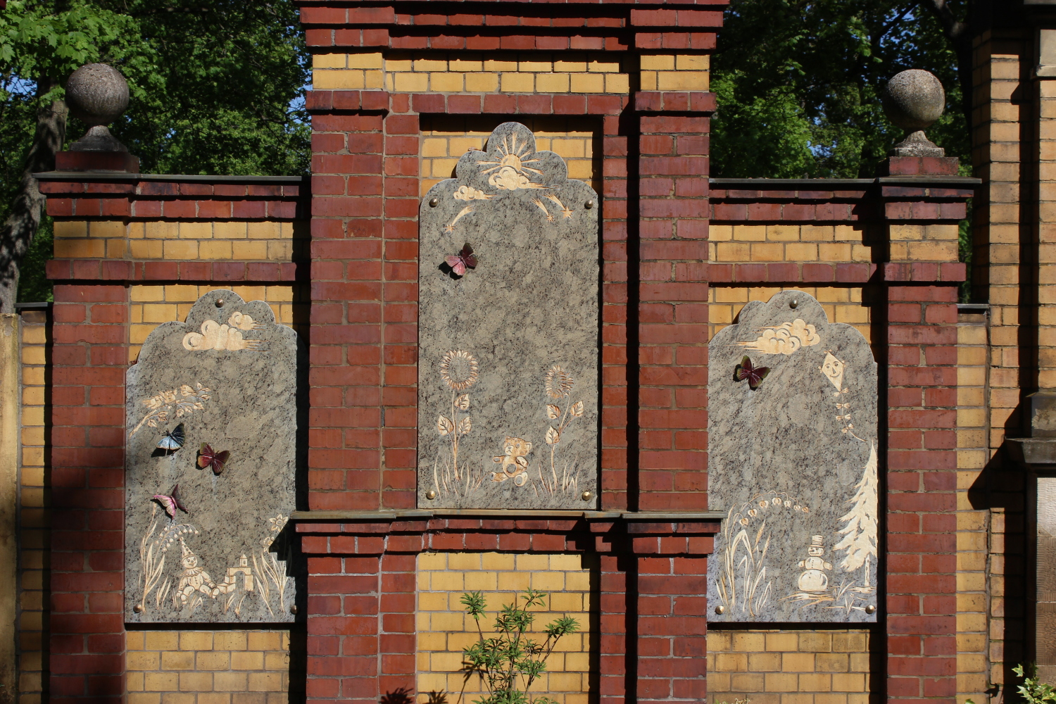Friedhof Adlershof Kinderurnengemeinschaftsanlage mit Namensschmetterlingen