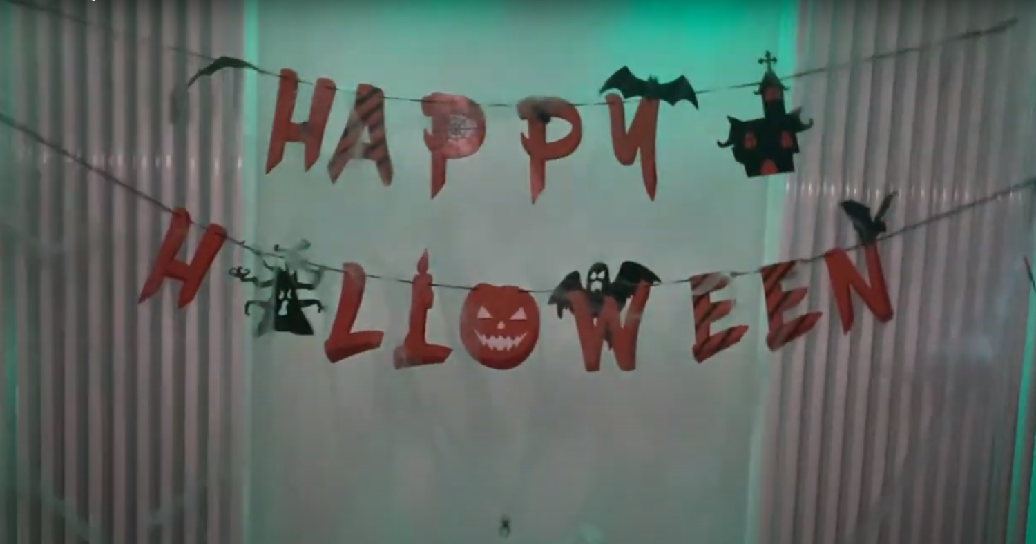 Eine Girlande mit der Aufschrift "Happy Halloween"