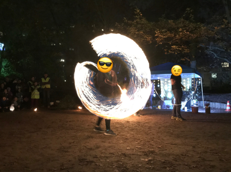 ein Jugendlicher jongliert mit brennenden Pois