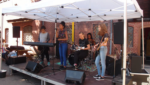 junge Musikerinnen auf einer Bühne