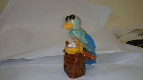 Ein Vogel aus Keramik
