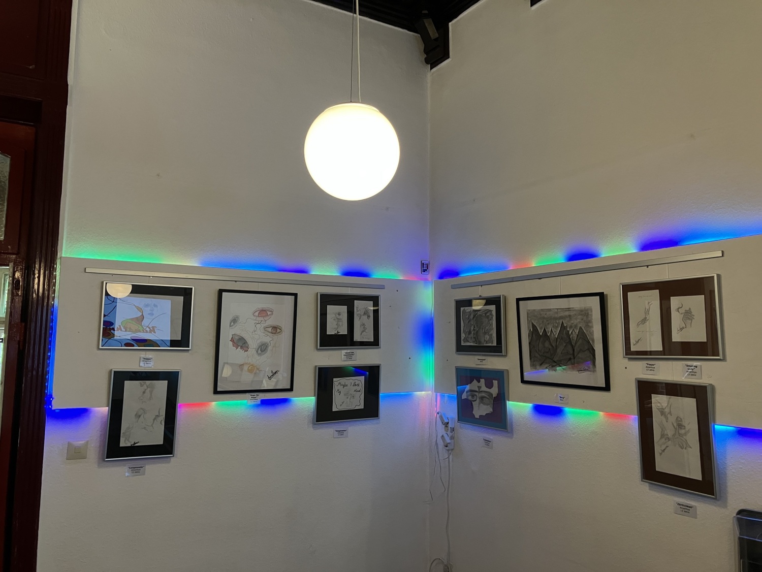 Kunstausstellung Kunstknall Bilder an der Wand über Eck