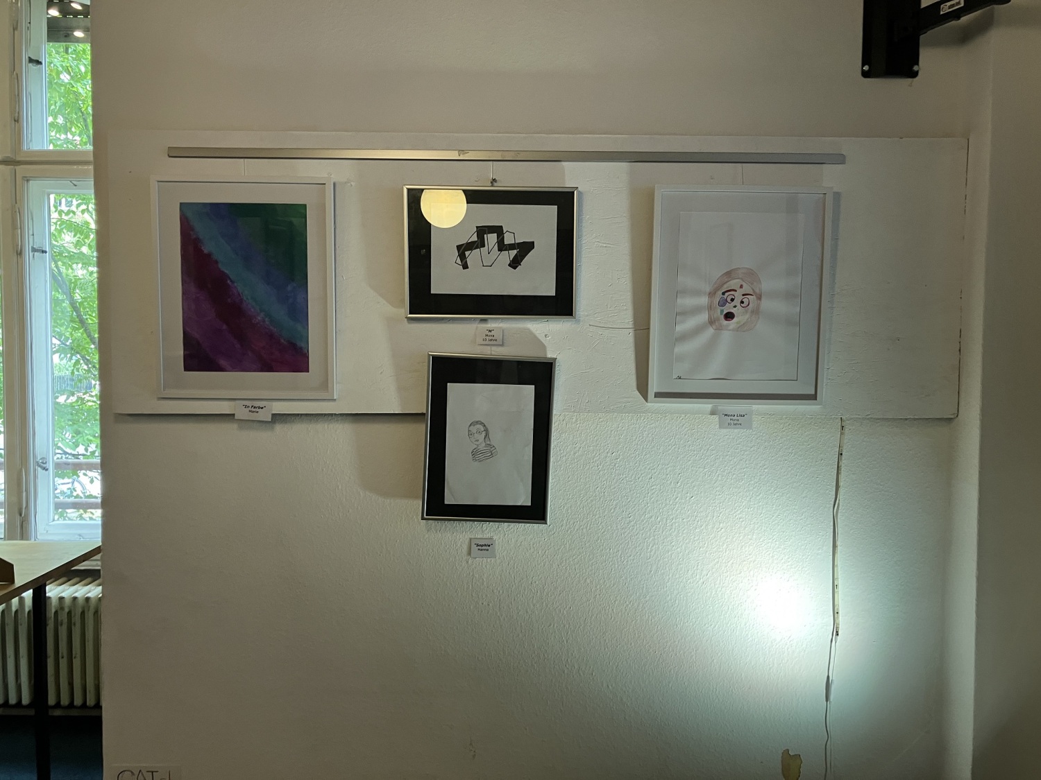 Kunstausstellung Kunstknall mit Bilder an der Wand