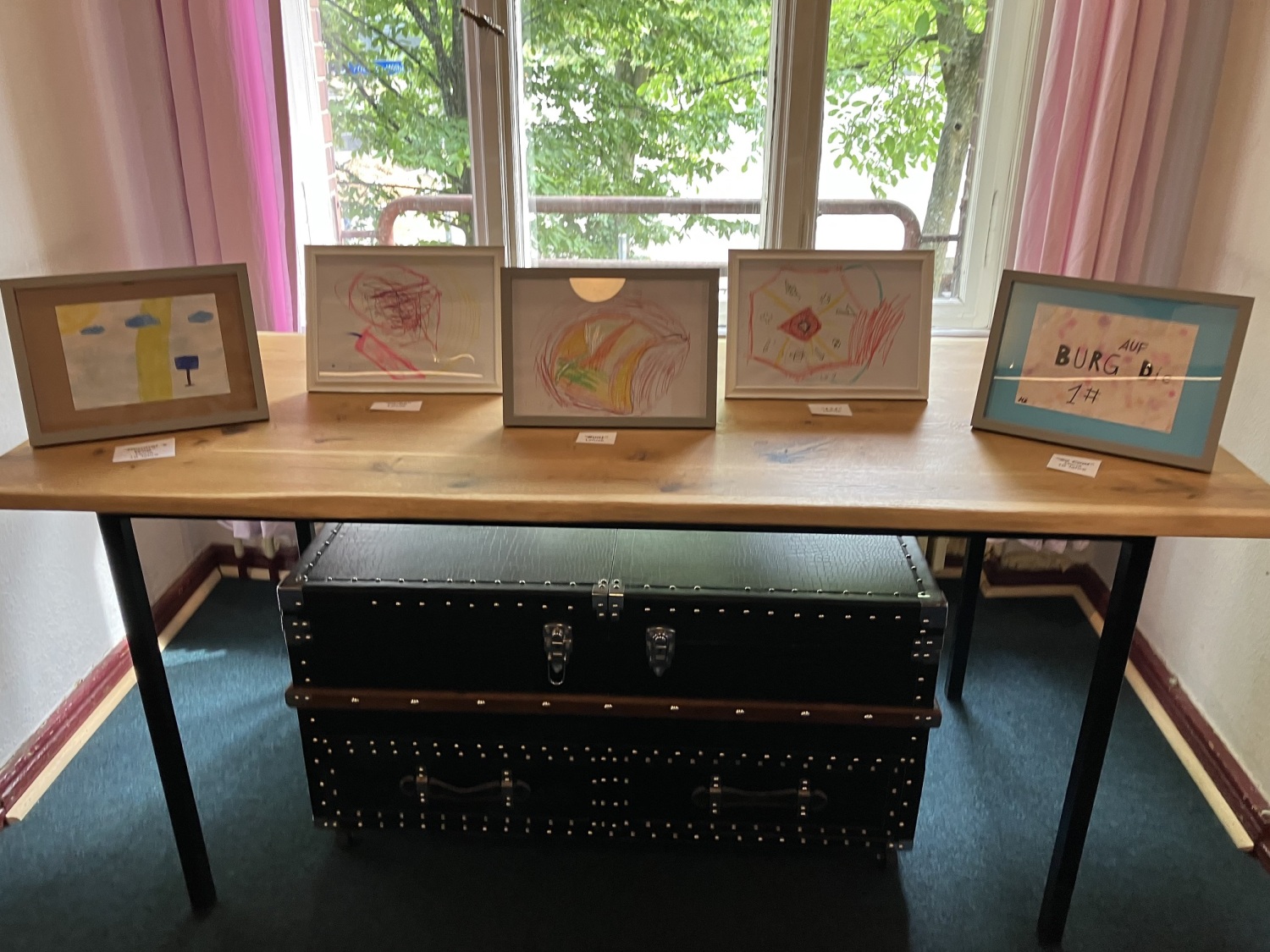 Kunstausstellung Kunstknall, mit Bildern auf dem Tisch ausgstellt