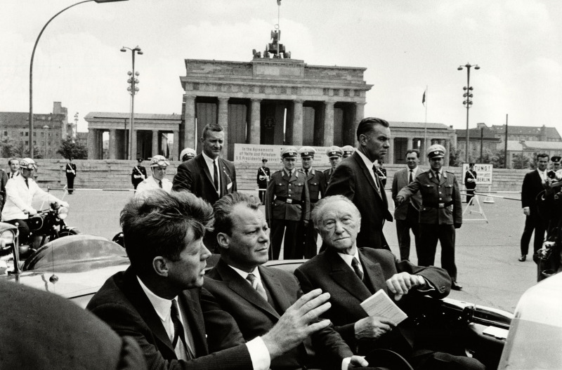 Kennedy, Brandt und Adenauer am Brandenburger Tor am 26.061963