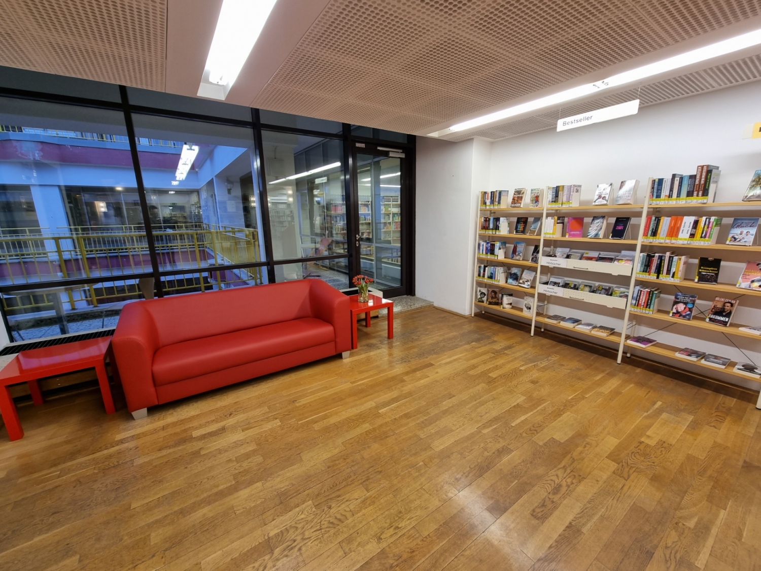 Rotes Sofa in der Bibliothk