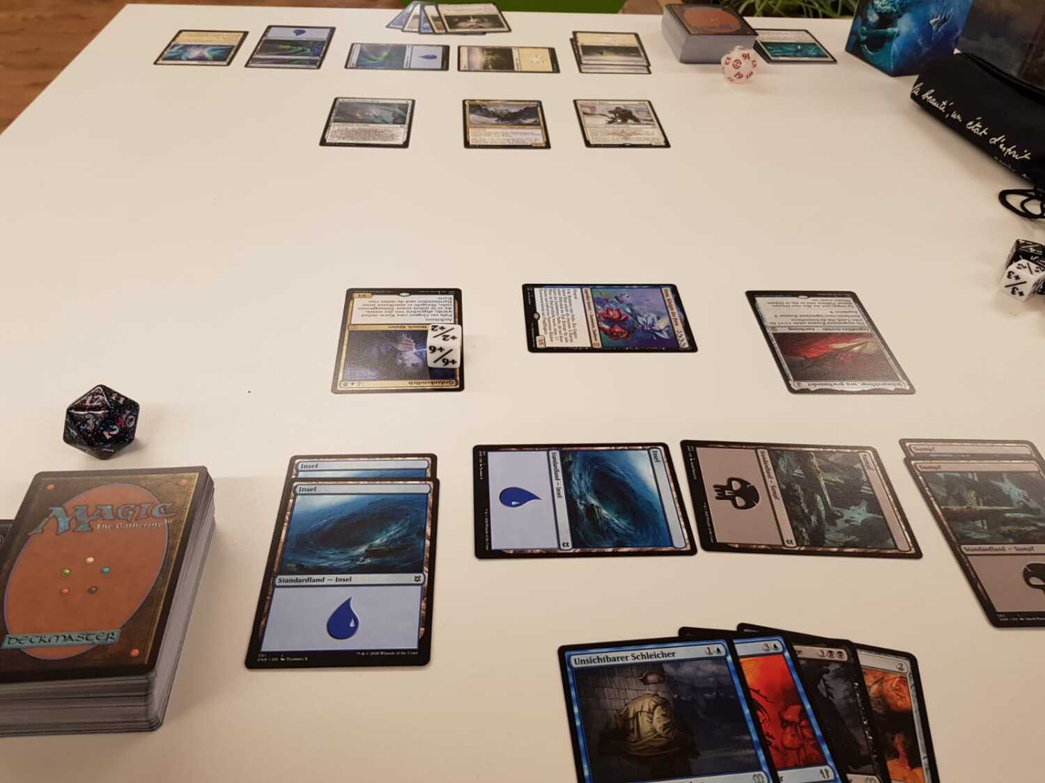 Sammelkartenspiel Magic: The Gathering liegt auf einem Tisch