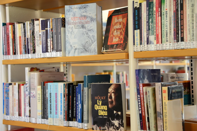 Vietnamesische Literatur steht zur Ausleihe bereit für diejenigen Besucher, die Bücher in ihrer Muttersprache lesen möchten.