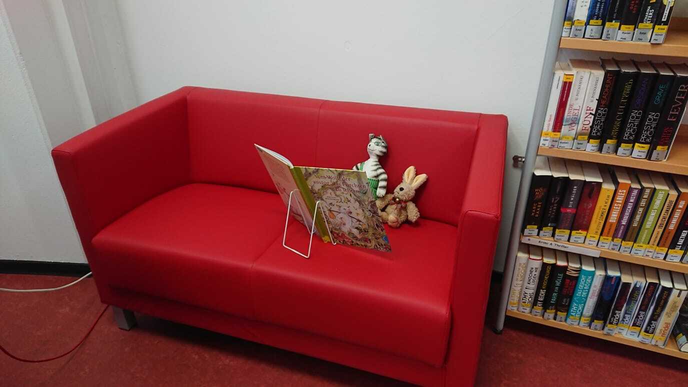 Rotes Sofa in der Bibliothek Mahlsdorf