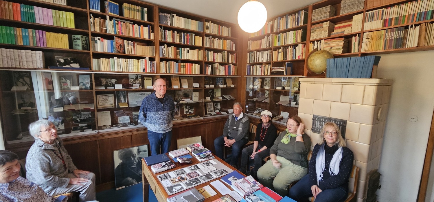 Literaturstammtisch zu Besuch im Anna-Seghers-Museum