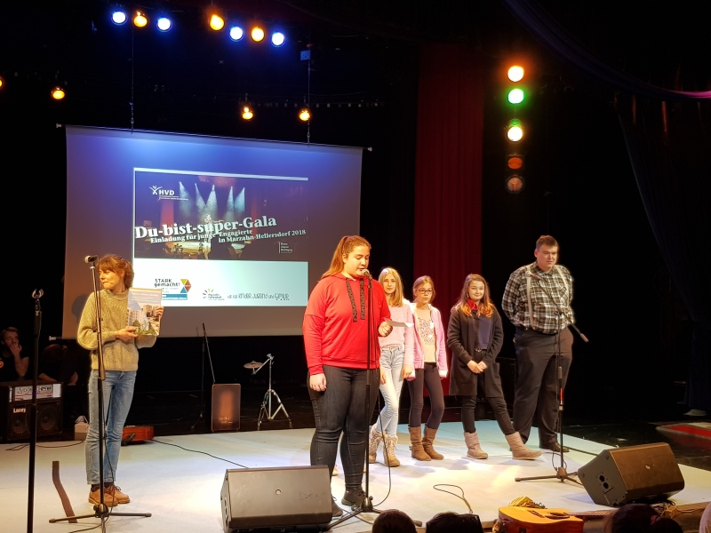 Die Teilnehmer stehen auf der Bühne