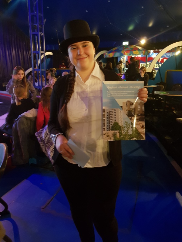 Vivian hat einen Zylinderhut auf