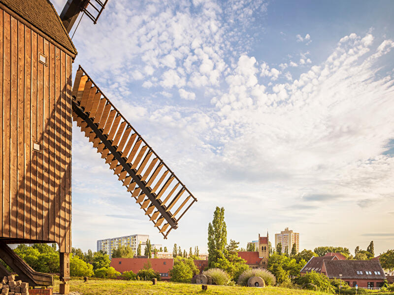 Alt-Marzahn mit Bockwindmühle
