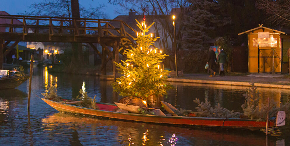 Kahn mit Weihnachtsbaum während der Spreewaldweihnacht