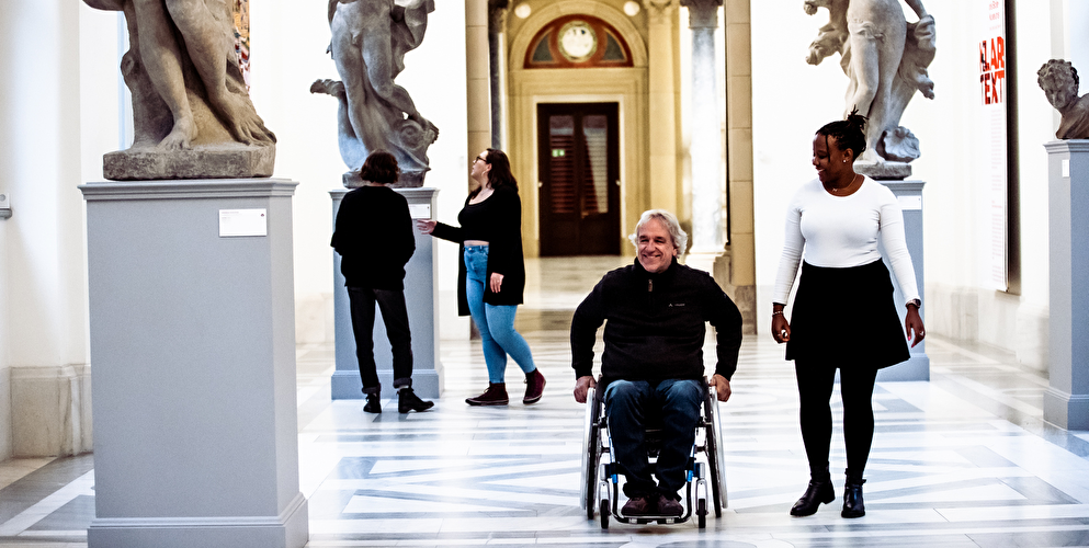 Mit Rollstuhl im Museum