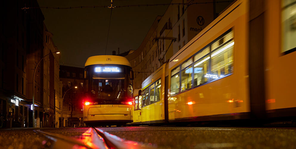 Tram in Berlin in der Nacht