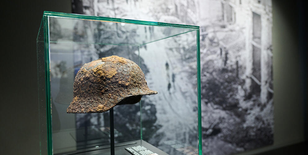 Stahlhelm in der Ausstellung der Gedenkstätte Deutscher Widerstand