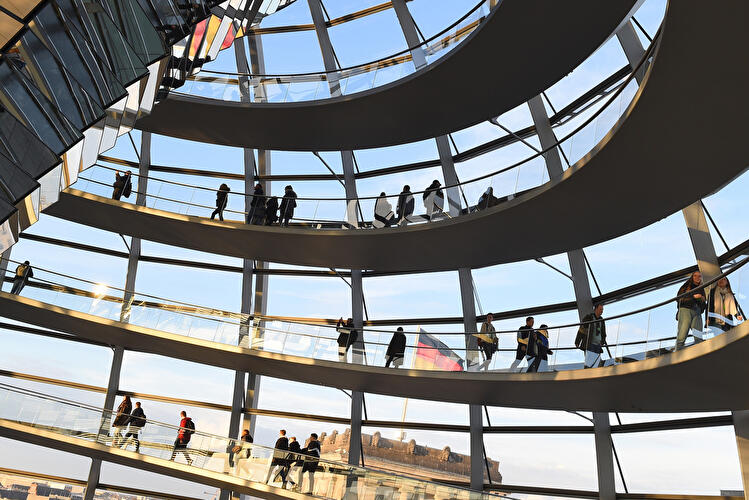 Touristen besuchen die Reichstagskuppel
